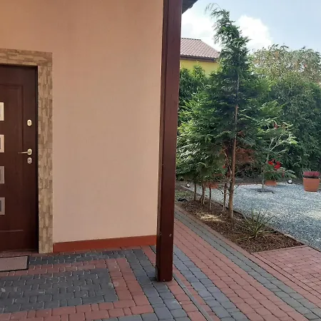 Apartmán Na Przedmiesciach Radzymina Z Prywatnym Parkingiem I Ogrodem Faktura