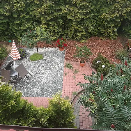 Pd Faktura Na Przedmiesciach Z Prywatnym Parkingiem I Ogrodem