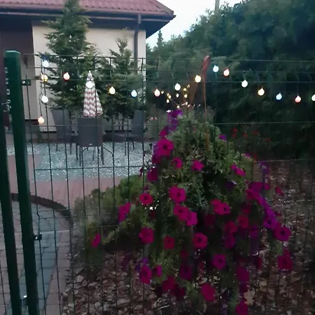 Apartmán Na Przedmiesciach Radzymina Z Prywatnym Parkingiem I Ogrodem Faktura