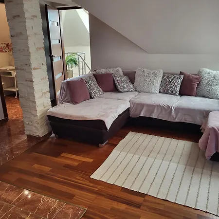 Apartmán Na Przedmiesciach Radzymina Z Prywatnym Parkingiem I Ogrodem Faktura *