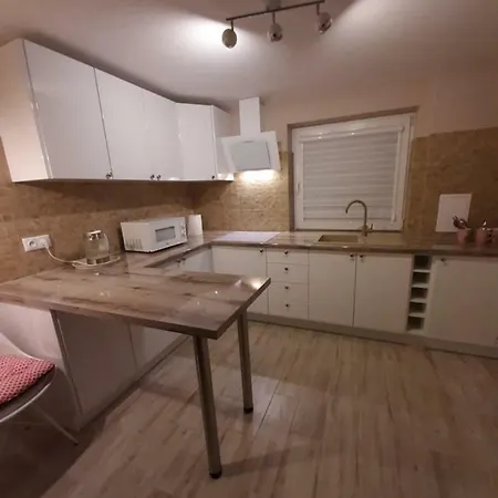 Pd Faktura Na Przedmiesciach Z Prywatnym Parkingiem I Ogrodem Apartment