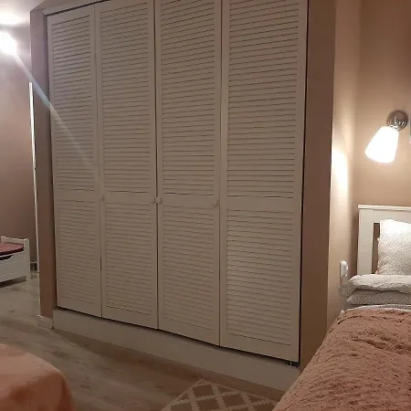 Apartmán Na Przedmiesciach Radzymina Z Prywatnym Parkingiem I Ogrodem Faktura