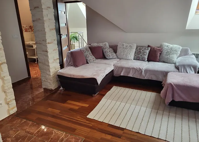 Apartament Na Przedmieściach Radzymina Z Prywatnym Parkingiem I Ogrodem Faktura *