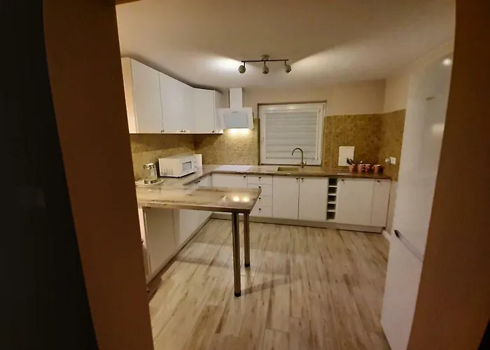 Na Przedmieściach Radzymina Z Prywatnym Parkingiem I Ogrodem Faktura